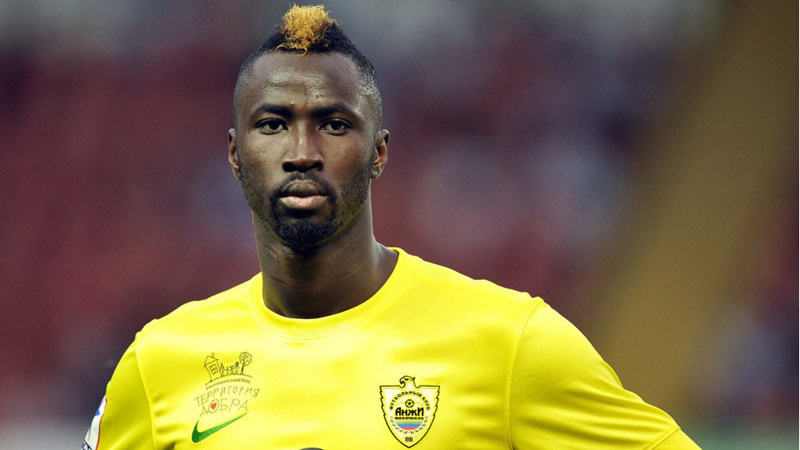 Who is the tallest soccer player: Lacina Traoré - 6’8” (203 cm)