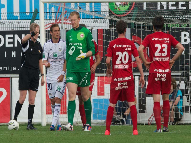 Who is the tallest soccer player? Kristof Van Hout - 6'10” (209 cm)