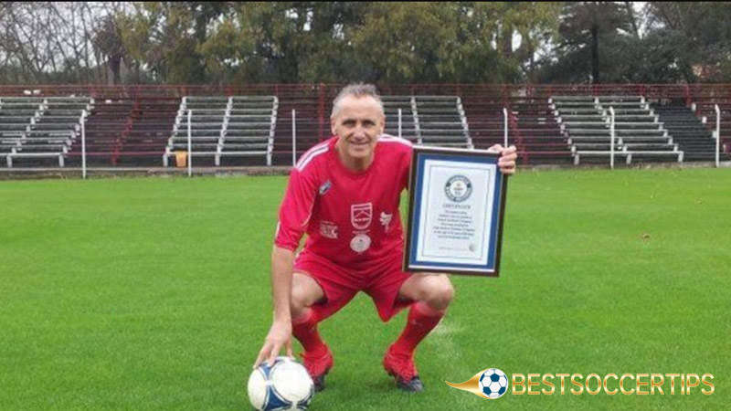 Oldest soccer players: Robert Carmona