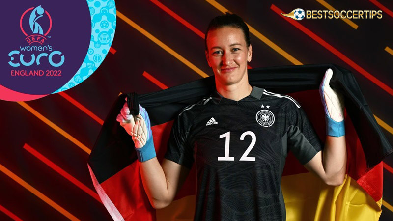 Best female goalkeeper: Almuth Schult