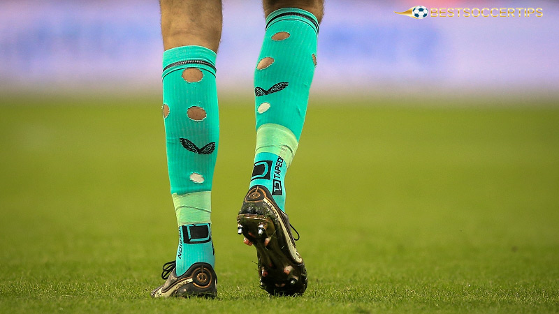 FIFA warns players for wearing socks with holes that do not comply with regulations