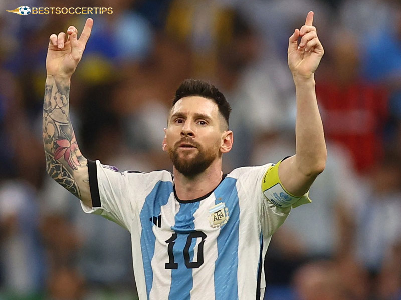 How many international trophies does Messi have?