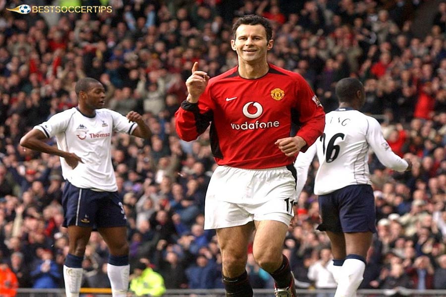 Ryan Giggs - Famous soccer players with jersey number 11