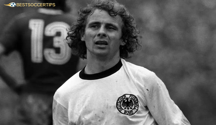 Bernd Hölzenbein – Top goalscorer with accurate dribbling and finishing skills, member of the 1974 World Cup team