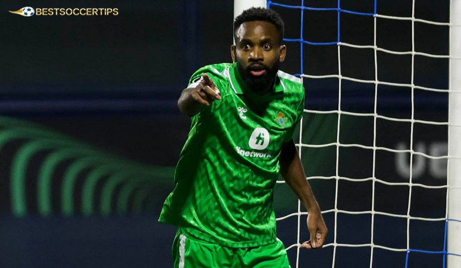 Cédric Bakambu - Punishes defensive mistakes with speed and counter-attacks