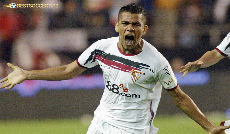 Dani Alves - The all-round defender expands the attacking power of the wing