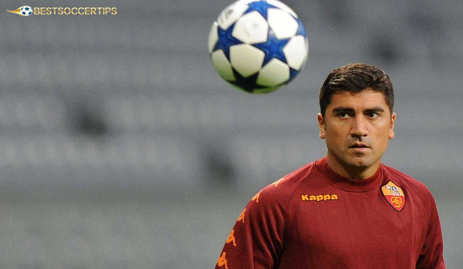 David Pizarro – The silent director, controlling the game with magical passes