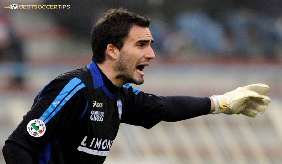 Davide Bassi - The goalkeeper has quick reflexes, is calm and often makes excellent saves to help Empoli keep a clean sheet.