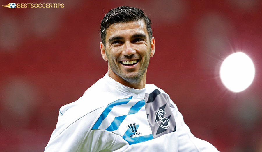 José Antonio Reyes - Explosive speed and technique, increasing overall attacking efficiency