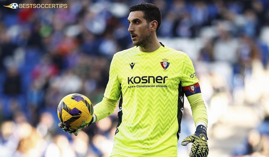 Sergio Herrera – Veteran goalkeeper, reliable in saves