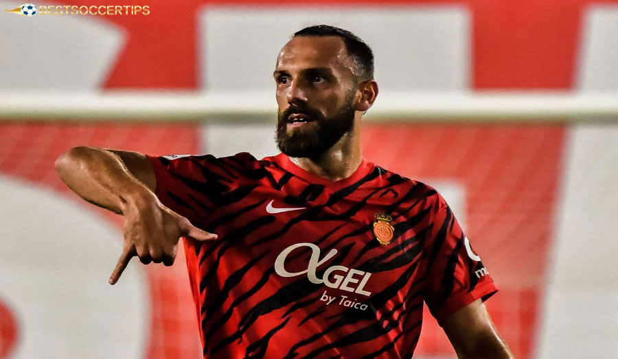 Vedat Muriqi: Main striker, priority for goals and penalties