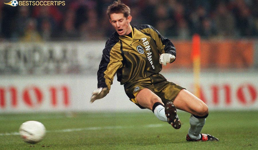 Edwin van der Sar - Legendary goalkeeper, symbol of solidity
