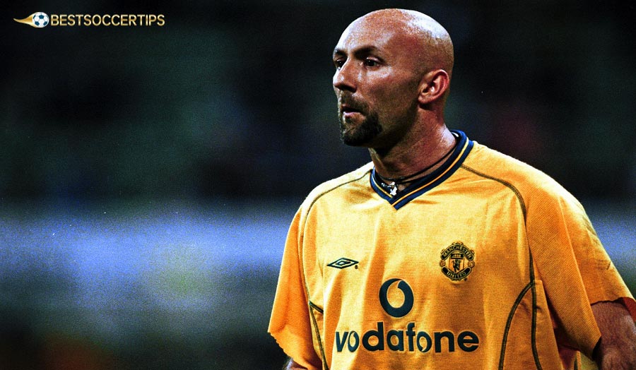 Fabien Barthez – The cool goalkeeper, a key factor in the 1996–97 championship season