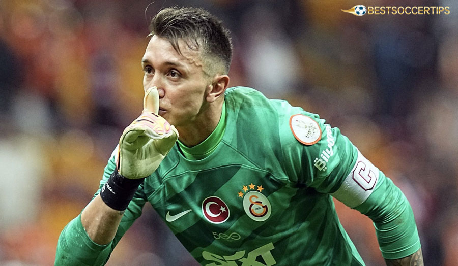 Fernando Muslera – A solid goalkeeper helps increase the probability of winning the under bet and not conceding a goal in the first half