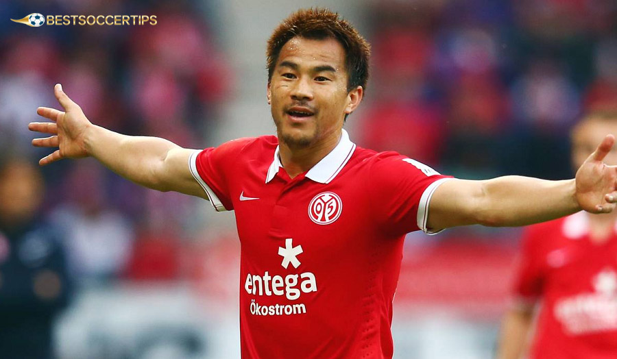 Shinji Okazaki - Successful Asian striker, the launching pad that helped him reach the Premier League championship