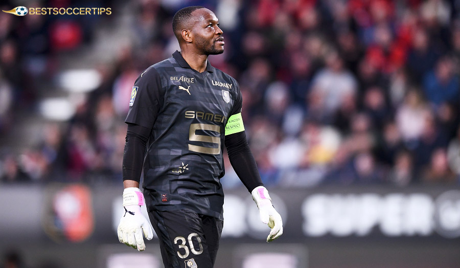 Steve Mandanda – Veteran goalkeeper, grown up in Le Havre, icon at Marseille