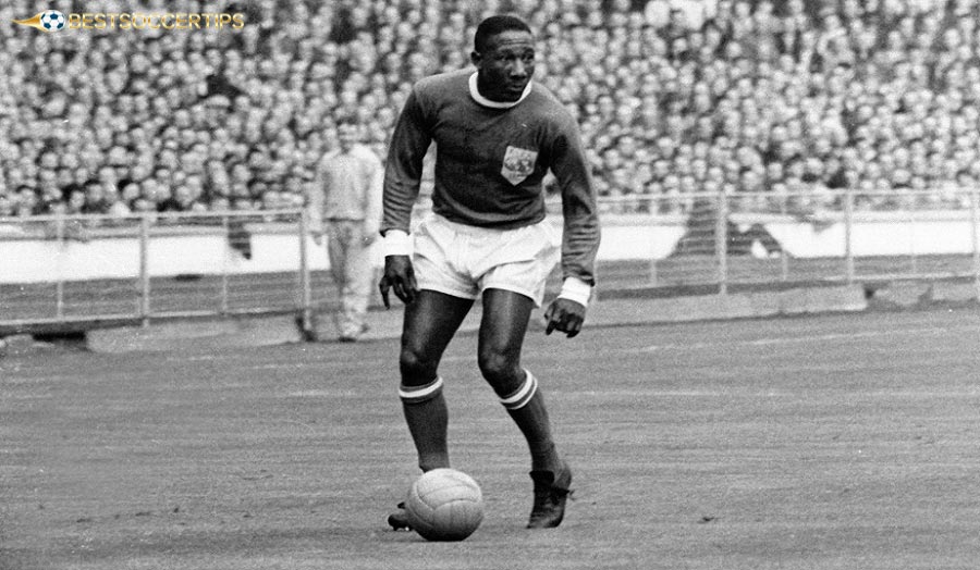 Djalma Santos – Legendary right-back, solid as steel and all-round offensive and defensive player
