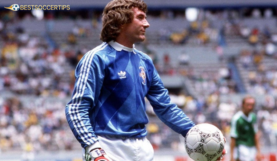 Pat Jennings – Legendary goalkeeper, durable and excellent for more than two decades