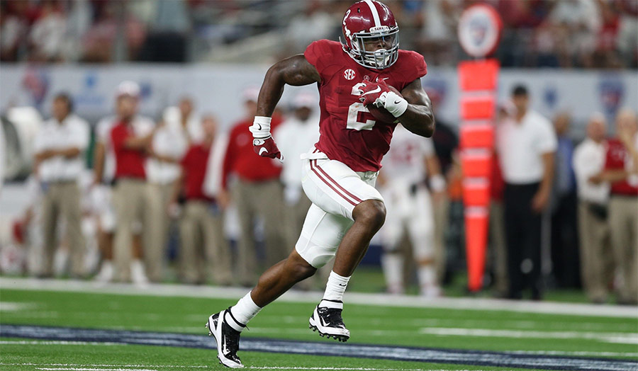 Derrick Henry breaking a long run for Alabama Crimson Tide