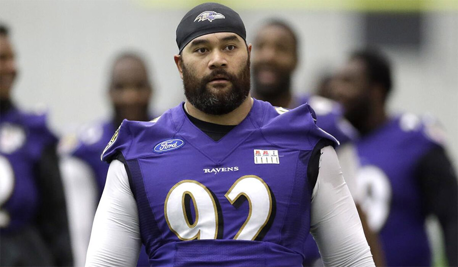 Haloti Ngata in Oregon Ducks football uniform