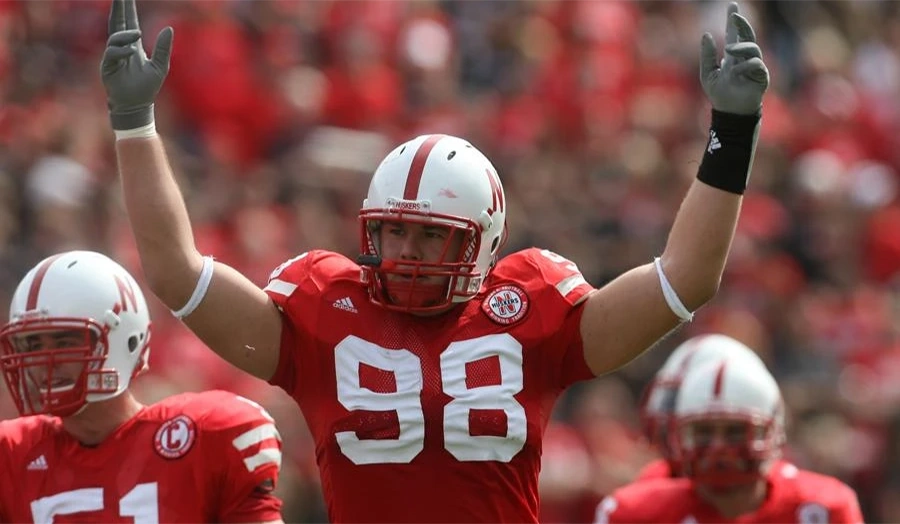 Grant Wistrom rushing the passer for Nebraska