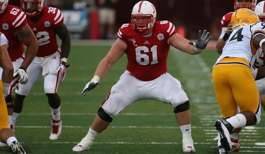 Spencer Long blocking on the offensive line for Nebraska